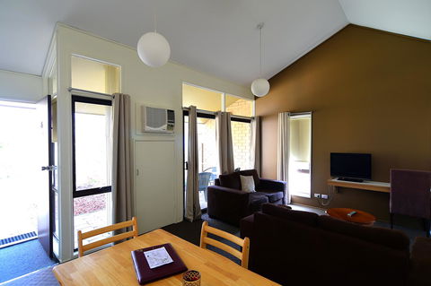 Executive Hideaway - Accommodation Gladstone 7