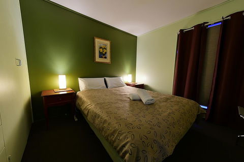 Executive Hideaway - Accommodation Gladstone 44