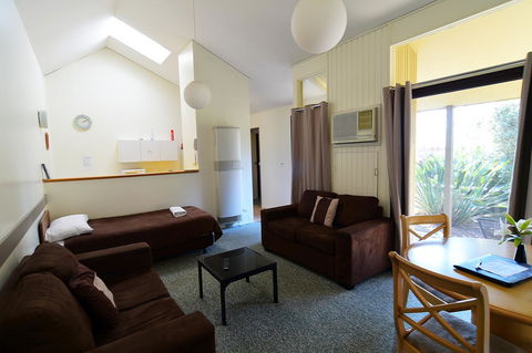 Executive Hideaway - Accommodation Gladstone 23