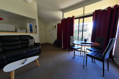 Executive Hideaway - Accommodation Gladstone 42