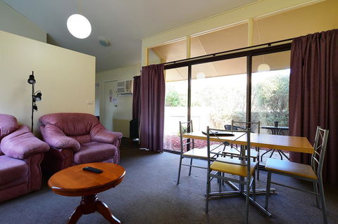 Executive Hideaway - Accommodation Gladstone 32