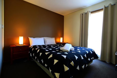 Executive Hideaway - Accommodation Gladstone 4