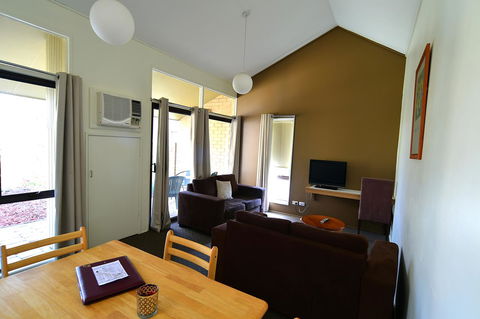 Executive Hideaway - Accommodation Gladstone 8