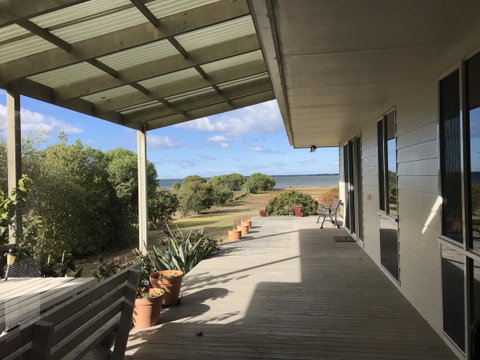 Eagle Bay Views - Accommodation Gladstone 0