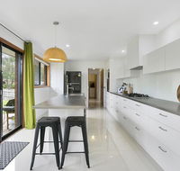 Fairhills - NEW LISTING beautifully styled - Accommodation Gladstone