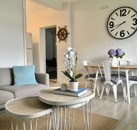 The Wheelhouse - 2BR Waterfront Apt in town - Accommodation Gladstone