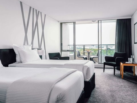 Quay West Suites Melbourne - Accommodation Gladstone 8