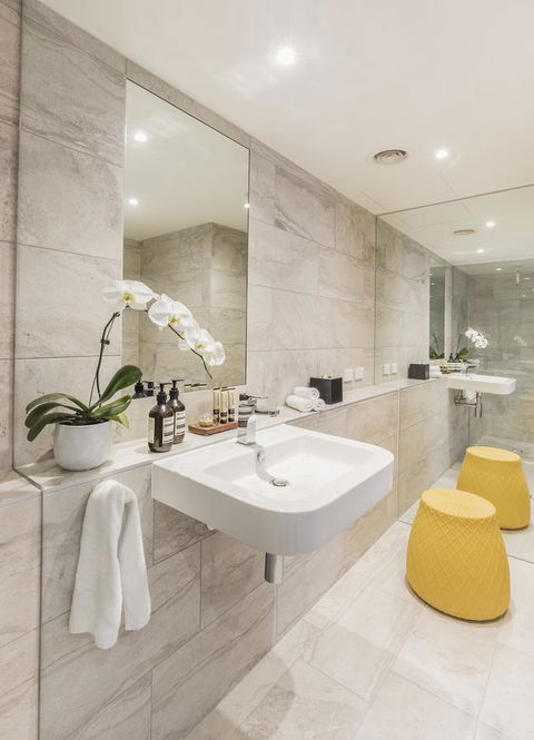 Quay West Suites Melbourne - Accommodation Gladstone 4