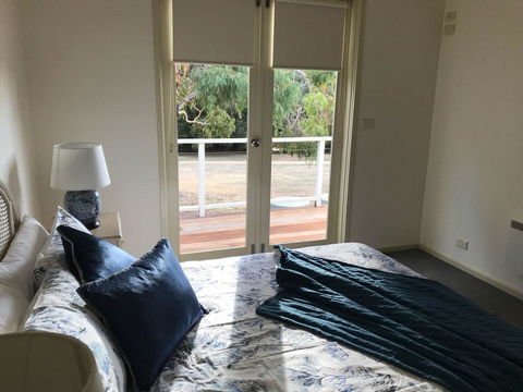 Lakeside Conti Villas - Accommodation Gladstone 4
