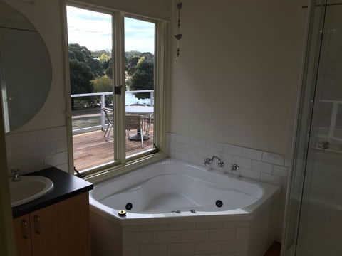 Lakeside Conti Villas - Accommodation Gladstone 3