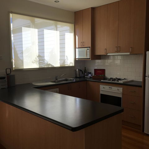 Lakeside Conti Villas - Accommodation Gladstone 5