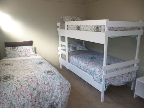 HogmortHomes Neale Street - Accommodation Gladstone 5