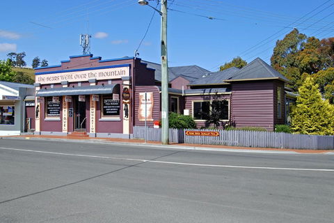 The Bears Went Over The Mountain - Accommodation Gladstone 0