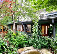 The Black Cockatoo - Secret Garden Mountains Home - Accommodation Gladstone