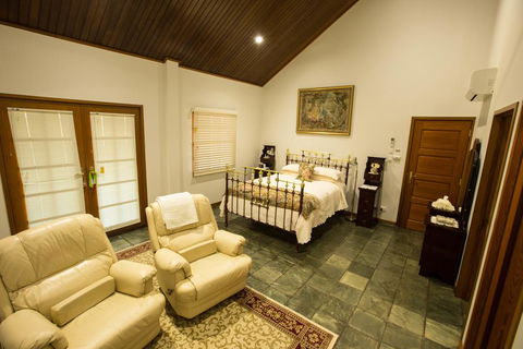 The Block Vista B&B - Accommodation Gladstone 1