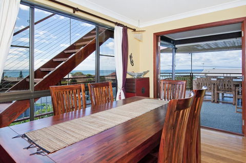 THE BOARDROOM ON BANKSIA - 11 Banksia Ave Bonny Hills - Accommodation Gladstone 2