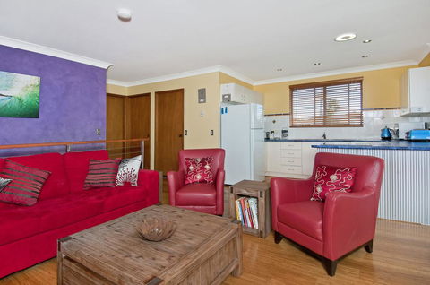 THE BOARDROOM ON BANKSIA - 11 Banksia Ave Bonny Hills - Accommodation Gladstone 0