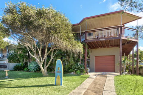 THE BOARDROOM ON BANKSIA - 11 Banksia Ave Bonny Hills - Accommodation Gladstone 1