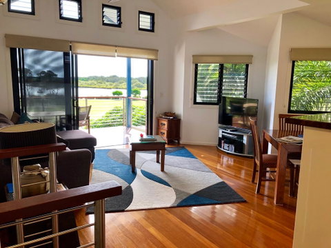 The Boathouse - Accommodation Gladstone 2