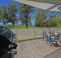 The Boathouse - comfortable beachfront home - Accommodation Gladstone