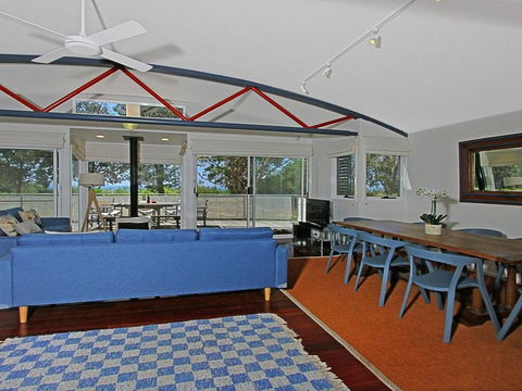 The Boathouse - Comfortable Beachfront Home - Accommodation Gladstone 3