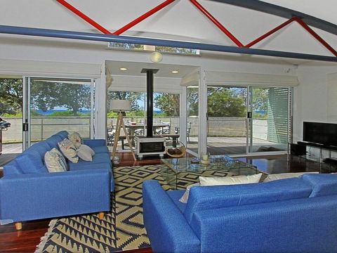 The Boathouse - Comfortable Beachfront Home - Accommodation Gladstone 1