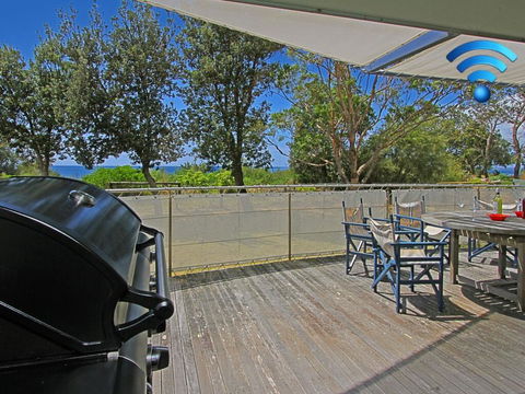 The Boathouse - Comfortable Beachfront Home - Accommodation Gladstone 0