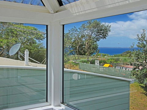 The Boathouse - Comfortable Beachfront Home - Accommodation Gladstone 2