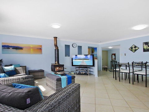 The Burra Break - 3 Minute Walk To Beach Access - Accommodation Gladstone 0