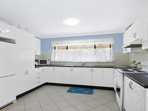 The Burra Break - 3 Minute Walk To Beach Access - Accommodation Gladstone 2