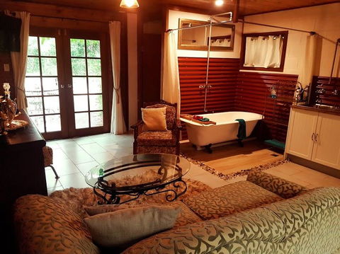 The Cabin - Accommodation Gladstone 0