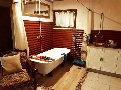The Cabin - Accommodation Gladstone 2