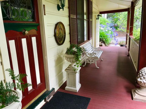 The Chalet Guesthouse And Studio - Accommodation Gladstone 0