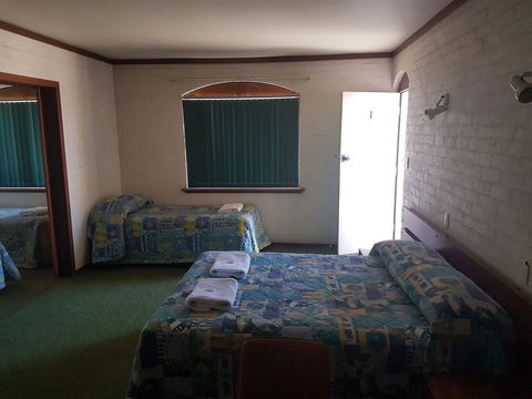 The Club Hotel - Accommodation Gladstone 3