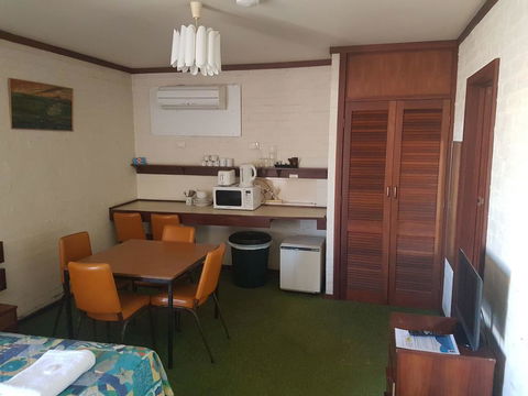 The Club Hotel - Accommodation Gladstone 2