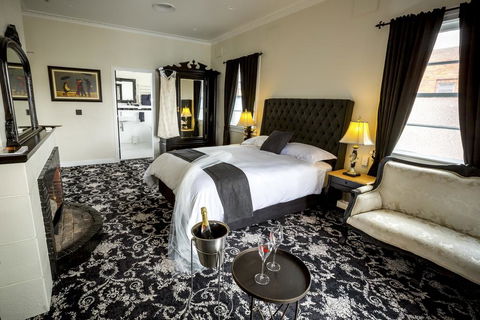 The Commercial Boutique Hotel - Accommodation Gladstone 0