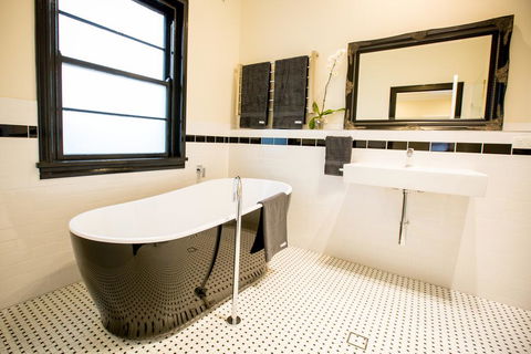 The Commercial Boutique Hotel - Accommodation Gladstone 1
