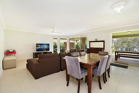 The Corso - Gorokan - Accommodation Gladstone 2