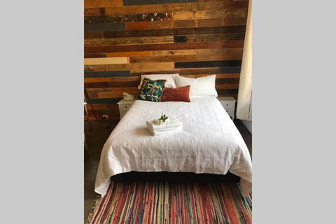 The Cottage - 58 Acre Farm Stay At Hanging Rock - Accommodation Gladstone 1