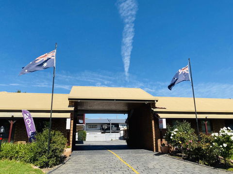 The Cottage Motor Inn Albury - Accommodation Gladstone 2