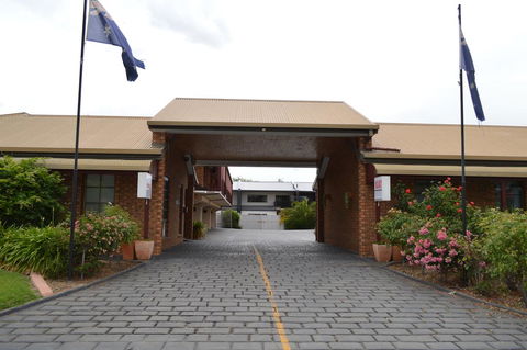 The Cottage Motor Inn Albury - Accommodation Gladstone 0