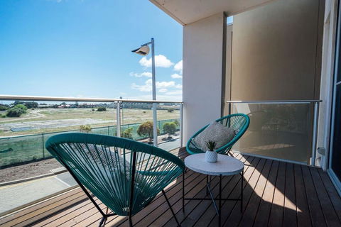The Cove @ New Port-Pool - Spa - Sauna - Gym & More - Accommodation Gladstone 1