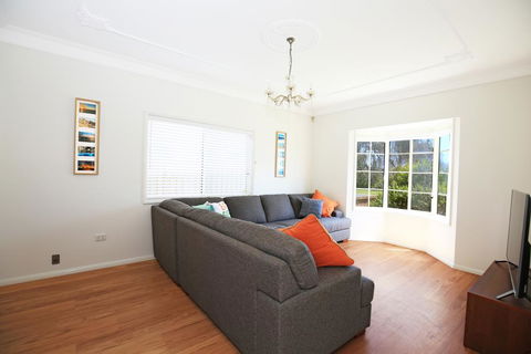 The Crescent - Pet Friendly - 1 Min To Beach - Accommodation Gladstone 2