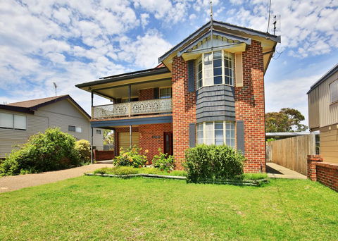 The Crescent - Pet Friendly - 1 Min To Beach - Accommodation Gladstone 1