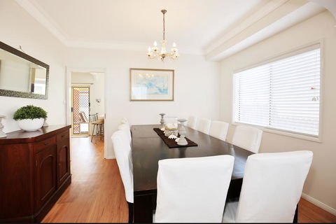 The Crescent - Pet Friendly - 1 Min To Beach - Accommodation Gladstone 3