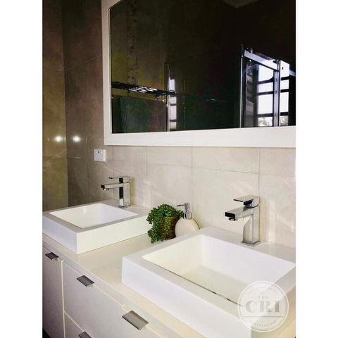 The Cri On Main - Accommodation Gladstone 2