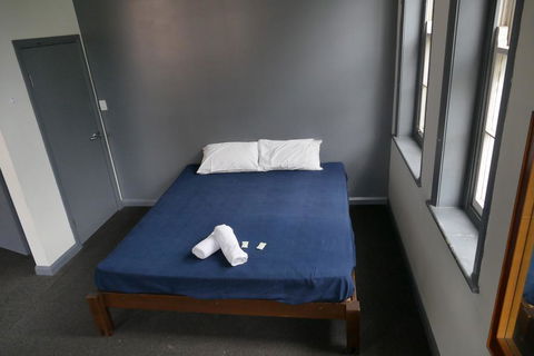 The Crown & Anchor Hotel - Accommodation Gladstone 2