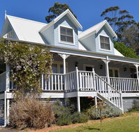 The Doll's House - Charming 2 bedroom cottage just a short walk from the village - Accommodation Gladstone