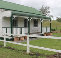 The Dollhouse Cottage - Accommodation Gladstone