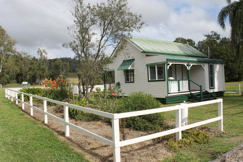 The Dollhouse Cottage - Accommodation Gladstone 1